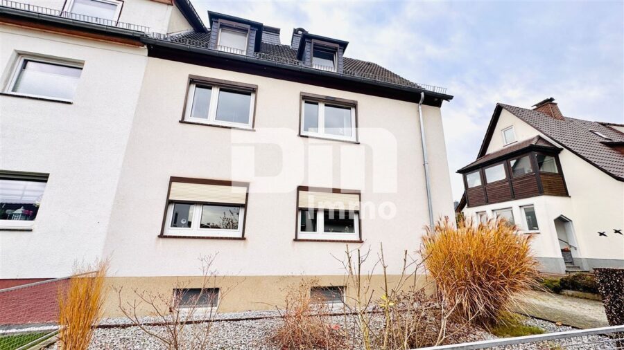 Solides Ein- bis Dreifamilienhaus + zwei Garagen mit großem Grundstück in Traumlage - Frontansicht